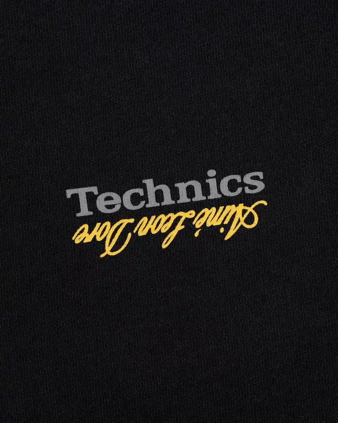 ALD / T-shirt med Technics-logotyp