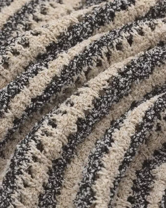Bouclé-tröja med rund hals och öppen stickning