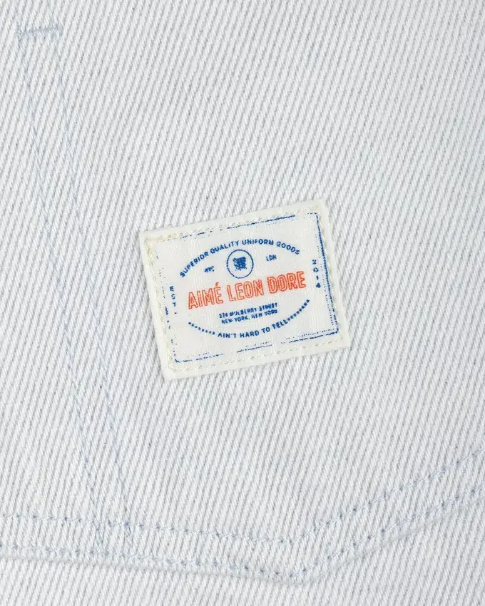 Denimjacka i lantlig stil