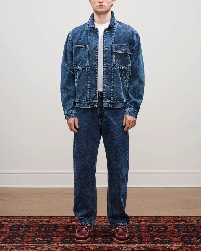 Jeansjacka i truckerstil