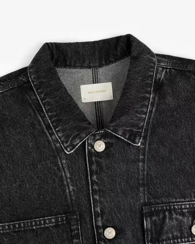 Jeansjacka i truckerstil