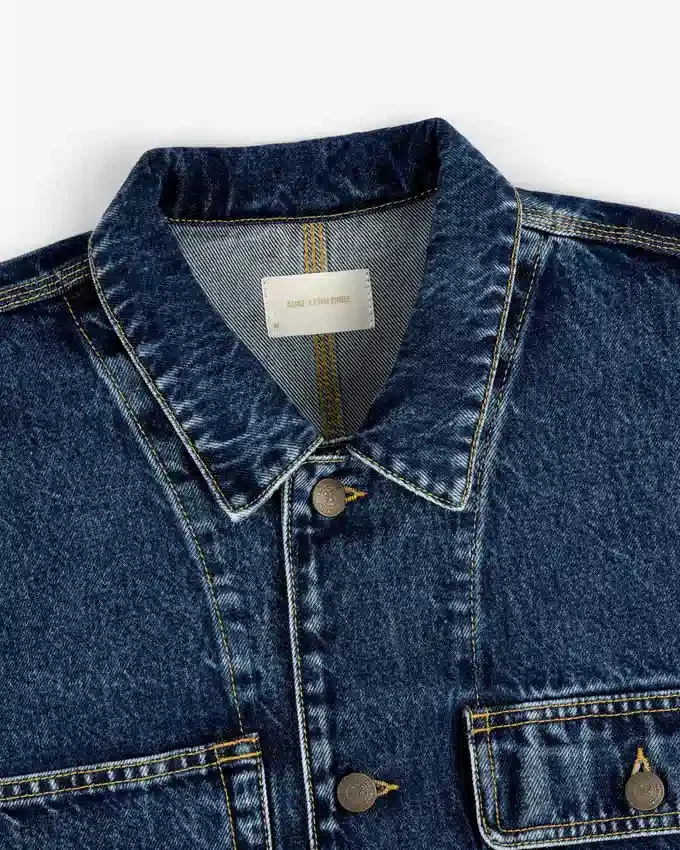 Jeansjacka i truckerstil