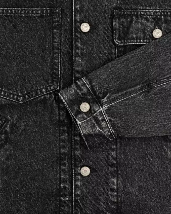 Jeansjacka i truckerstil