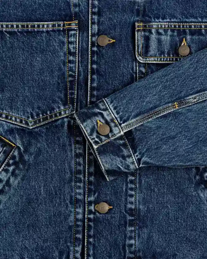 Jeansjacka i truckerstil