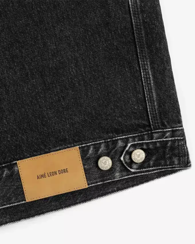 Jeansjacka i truckerstil