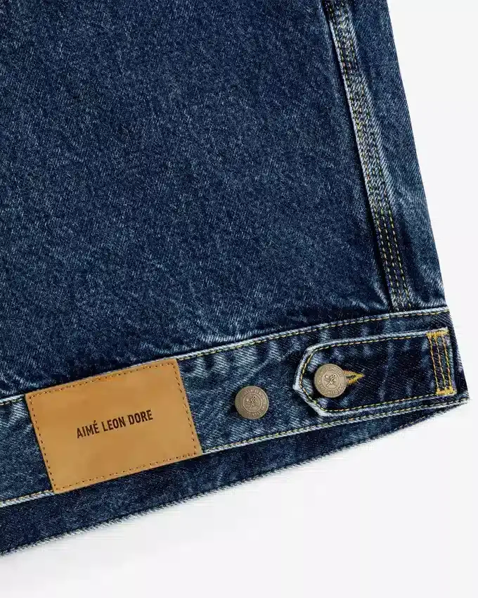 Jeansjacka i truckerstil