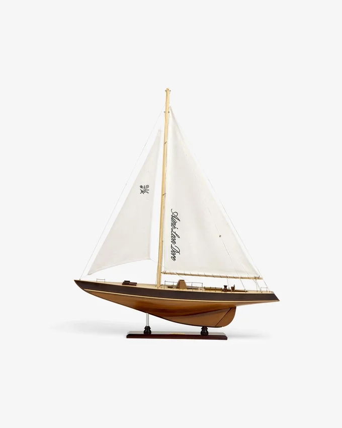 Segelbåt i valnöt