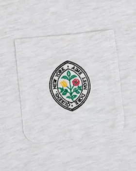 T-shirt med botaniskt emblem på fickan