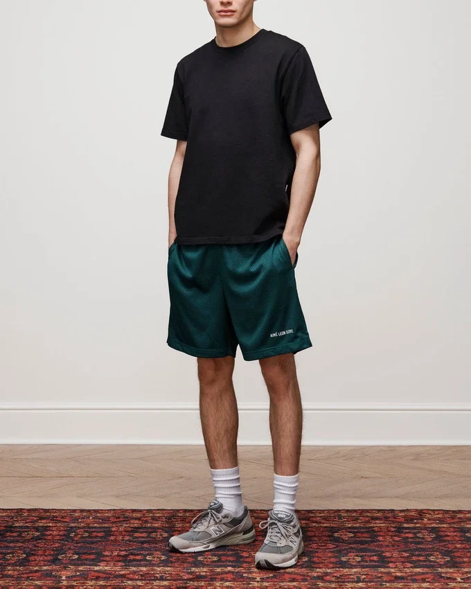 T-shirt med ton-i-ton-logotyp