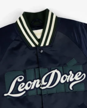 Varsityjacka i satin med överlagrat logo